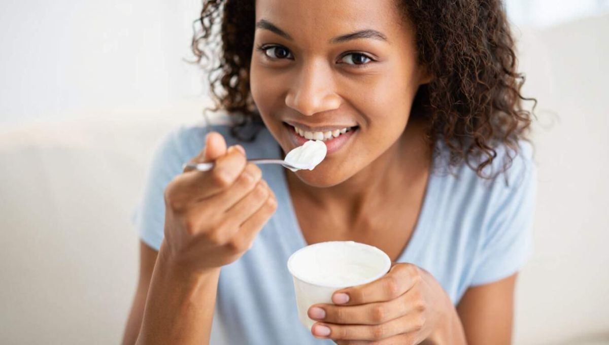 Jeune femme qui mange un yaourt
