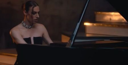 Loa Mercury, chanteuse queer à l’univers fait d’ombre et de lumière