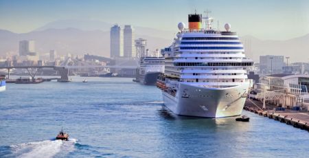 Un bateau de croisière amarré au port de Barcelone.