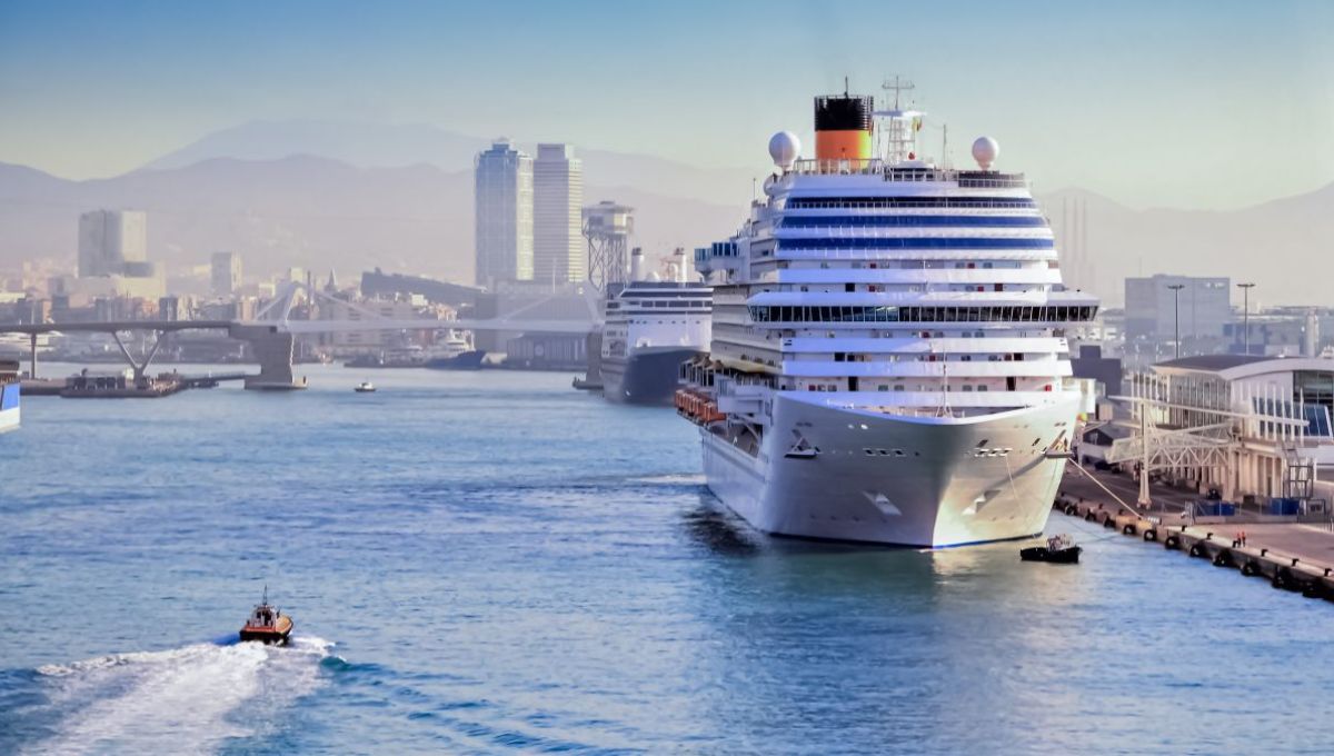Un bateau de croisière amarré au port de Barcelone.