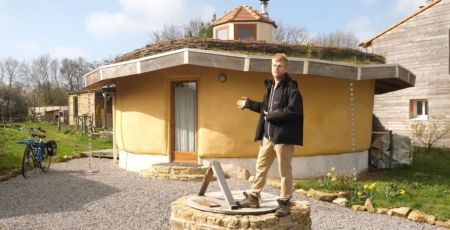 Loire-Atlantique : Marion et David ont construit une maison en paille écologique