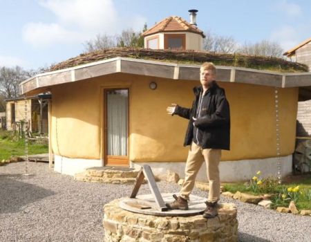 Loire-Atlantique : Marion et David ont construit une maison en paille écologique