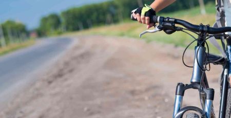 Louise, 21 ans, part à vélo à la découverte de l’Europe et de ses fermes