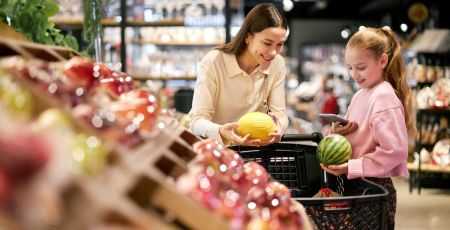 Mère et fille choisissent des fruits - crédit photo : Seventyfour via Adobe Stock