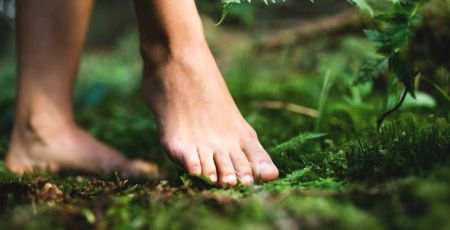 Pieds nus dans la nature