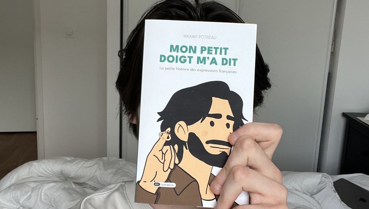 Maxime Potreau et son premier livre dans ses mains.