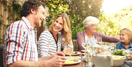 Famille souriante à table