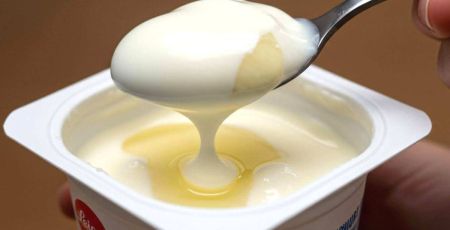 Liquide jaune (petit lait) qui apparait quand on prend une cuillère de yaourt