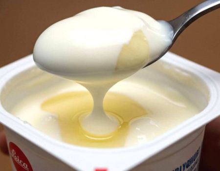 Liquide jaune (petit lait) qui apparait quand on prend une cuillère de yaourt