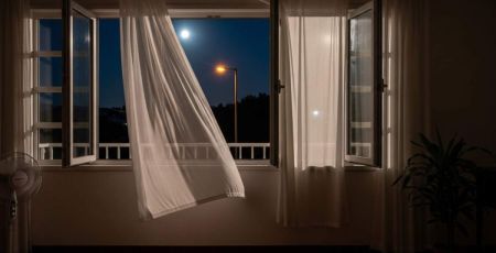Fenêtrrs d'appartement ouvertes sur la nuit