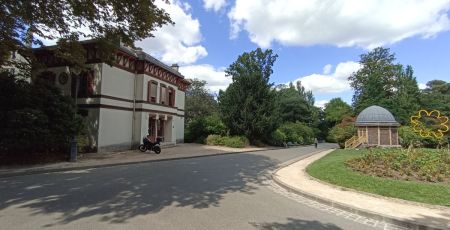 Photo du siège de l'Association française d'astronomie au Parc Montsouris. Sur la droite, un petit cabanon