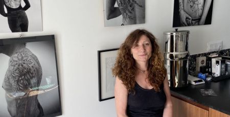 Paris : Taratatou, l’artiste tatoueuse qui embellit les corps meurtris