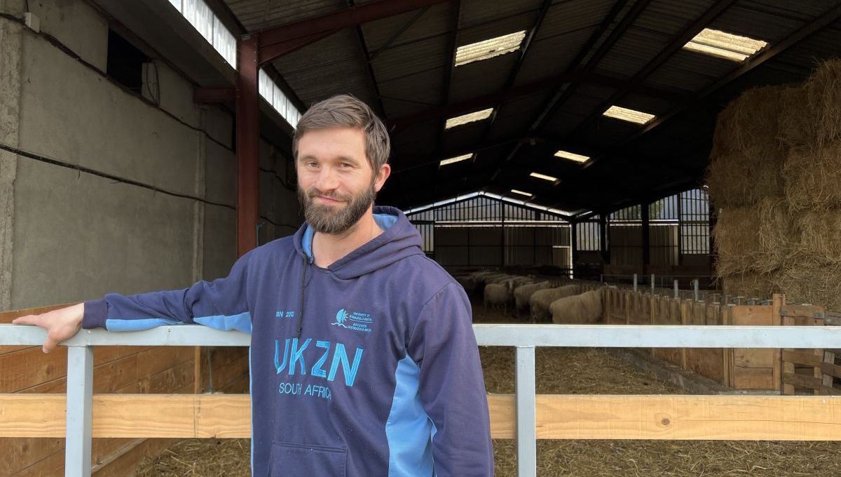 Thibault a changé de vie pour lancer sa ferme de brebis laitières dans les Pyrénées.