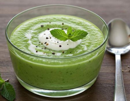 Soupe froide aux petits pois et à la menthe