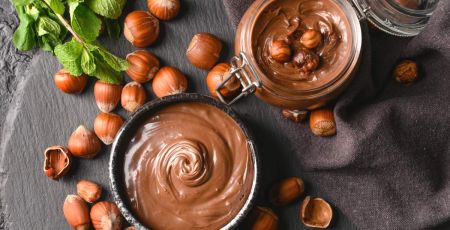 2 pots de pâte à tartiner au chocoat et aux noisettes