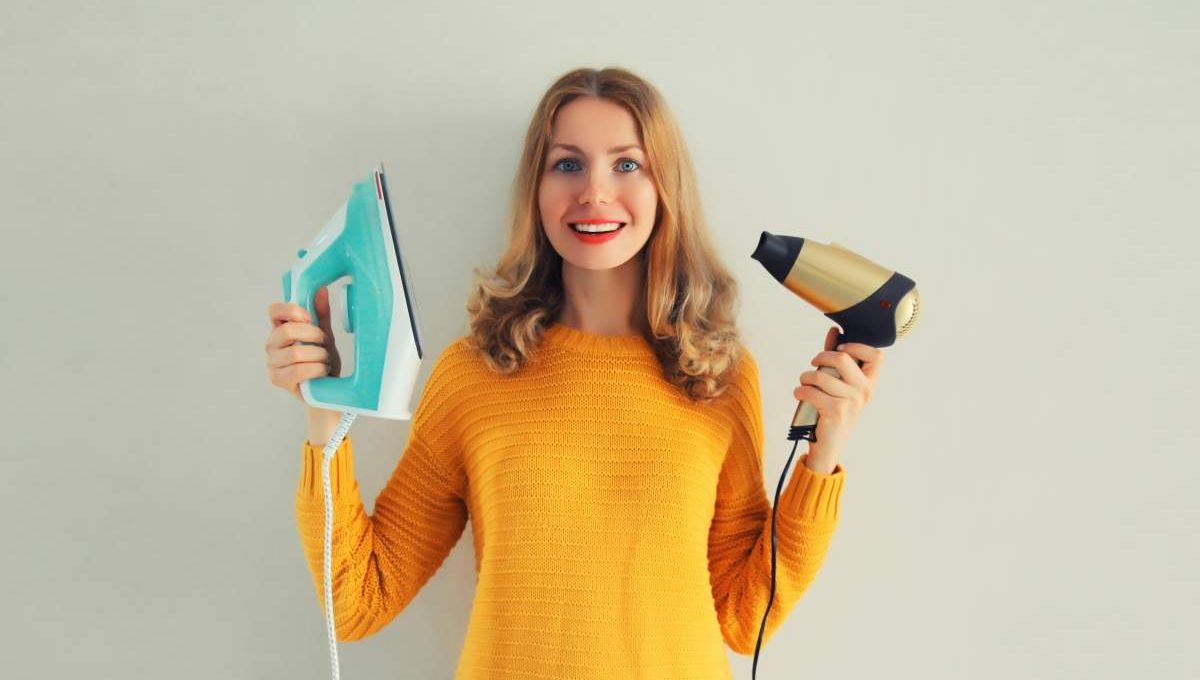 Femme avec sèche-cheveux et fer à repasser - crédit photo : rohappy via Adobe Stock