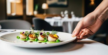 Service d'un plat dans un restaurant gastronomique