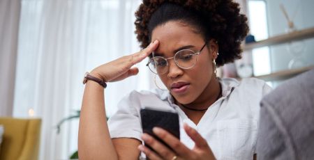 Une femme avec son téléphone qui semble pas très bien...