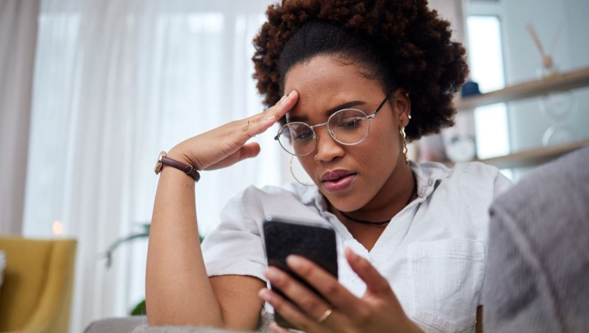 Une femme avec son téléphone qui semble pas très bien...