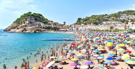 Plage bondée à Tossa del mar