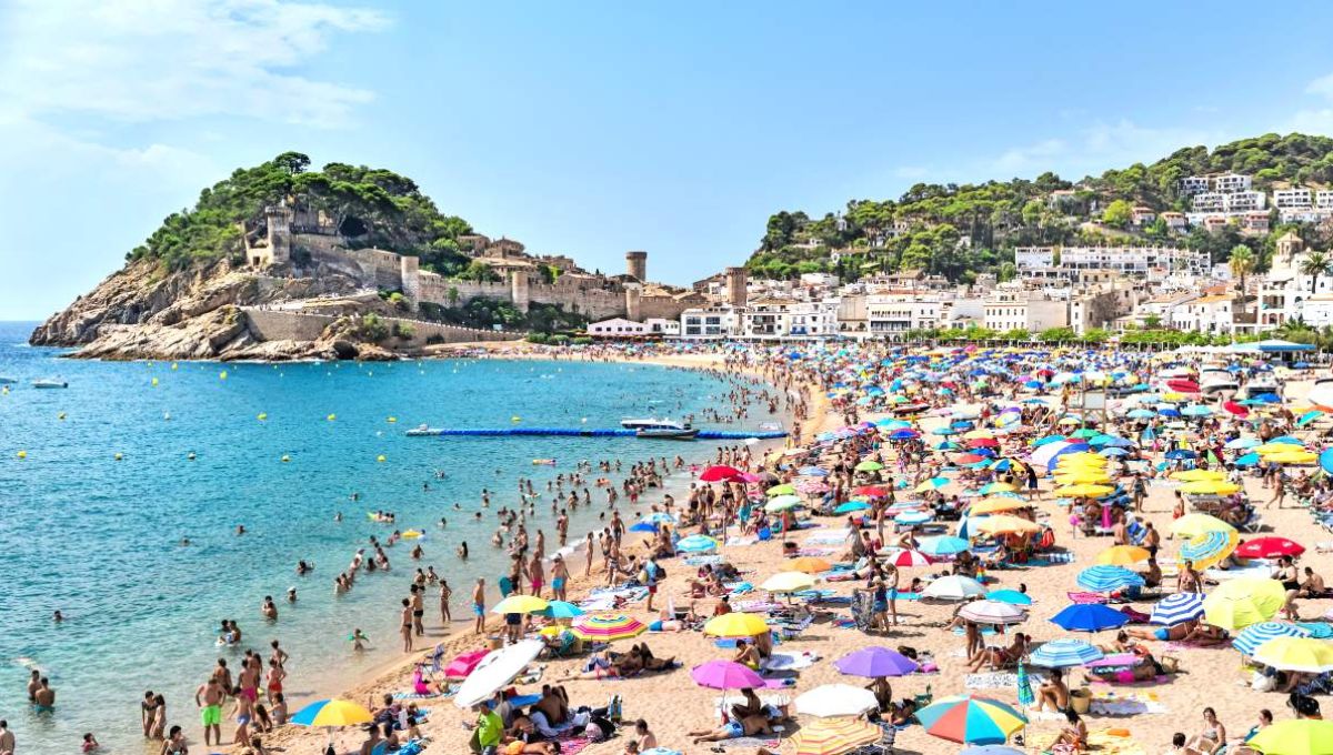 Plage bondée à Tossa del mar