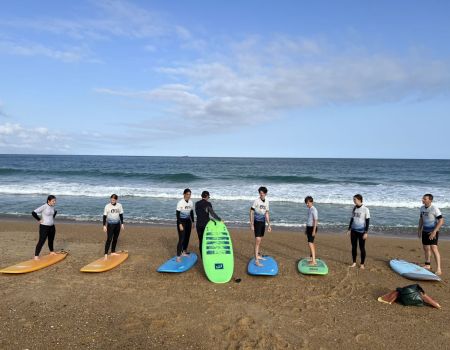 Les élèves de Surf Escapade (Tarnos), apprennent à se mettre debout sur la planche.