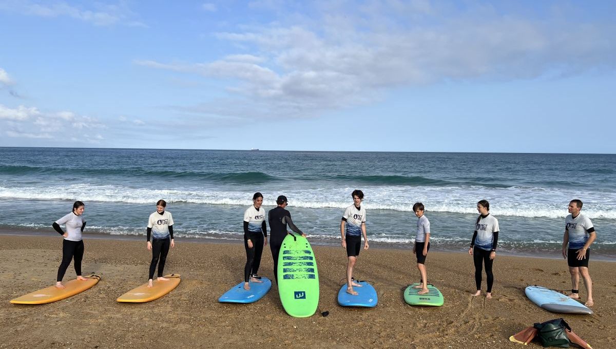 Les élèves de Surf Escapade (Tarnos), apprennent à se mettre debout sur la planche.