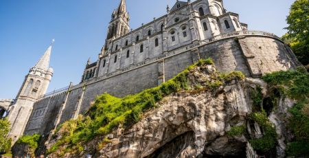 L'histoire de la ville ne démarre pas aux apparitions de la vierge Marie