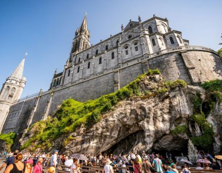L'histoire de la ville ne démarre pas aux apparitions de la vierge Marie