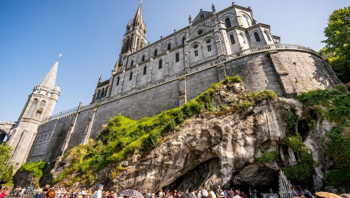 L'histoire de la ville ne démarre pas aux apparitions de la vierge Marie