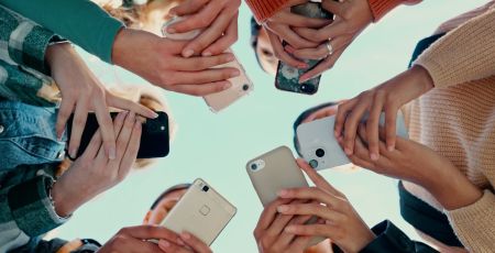 Des personnes sur leurs téléphones