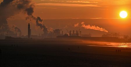 Digue de Dunkerque au soleil couchant