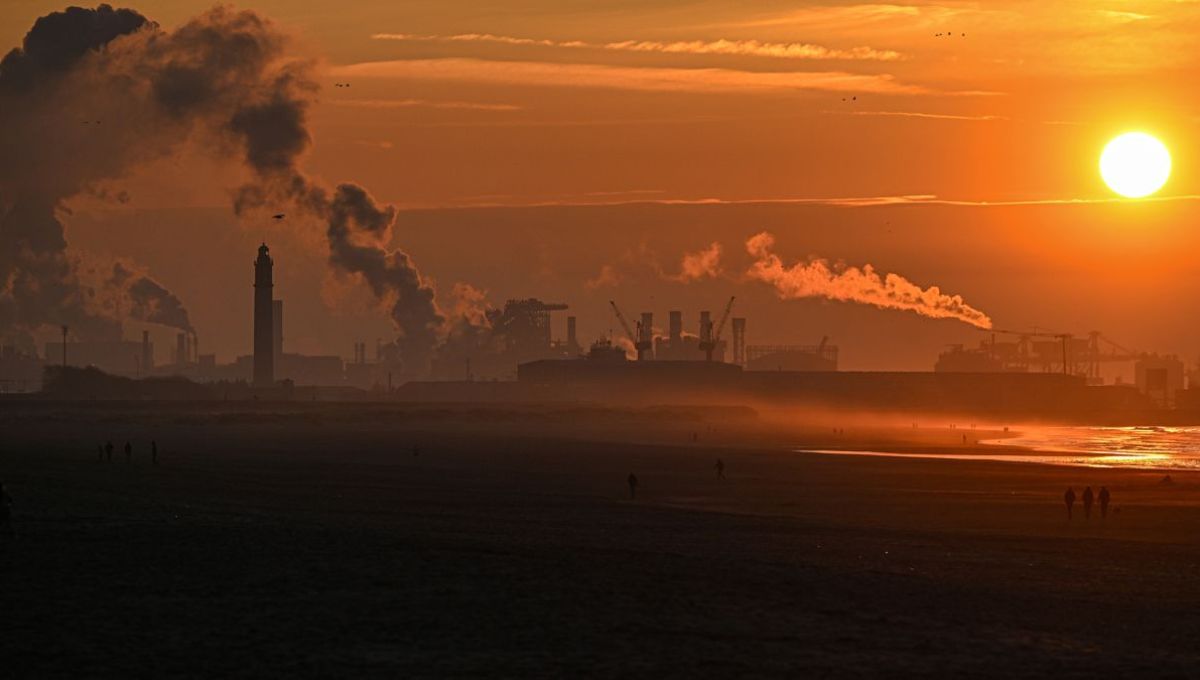 Digue de Dunkerque au soleil couchant