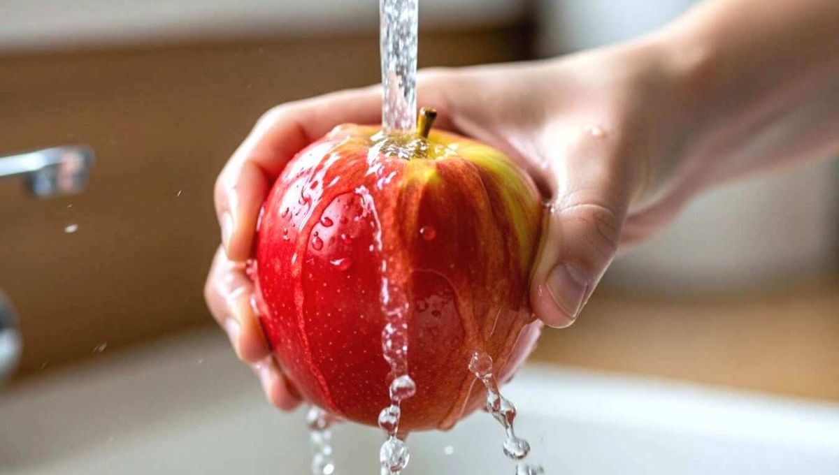 Pomme lavée sous le robinet