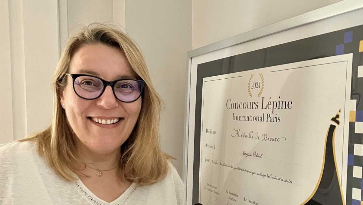 Une bouillotte engagée qui soulage les douleurs menstruelles