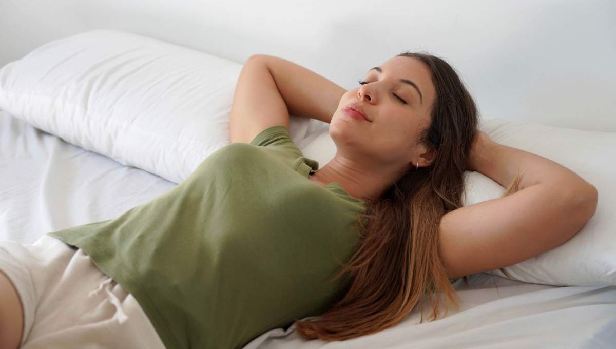 Femme qui respire allongée sur son lit - crédit photo : zigres via Adobe Stock