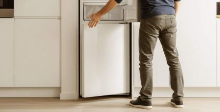 Homme qui ferme son frigo