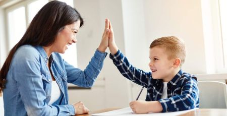 Moment de complicité entre une maman et son petit garçon