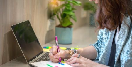 Femme qui surligne des cases sur un calendrier