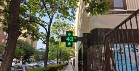 Vague de canicule : un panneau de pharmacie indique 42 degrés