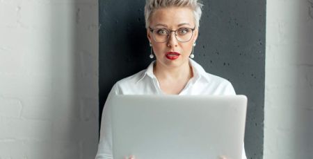 Femme surprise devant son ordinateur - crédit photo : alfa27 via Adobe Stock