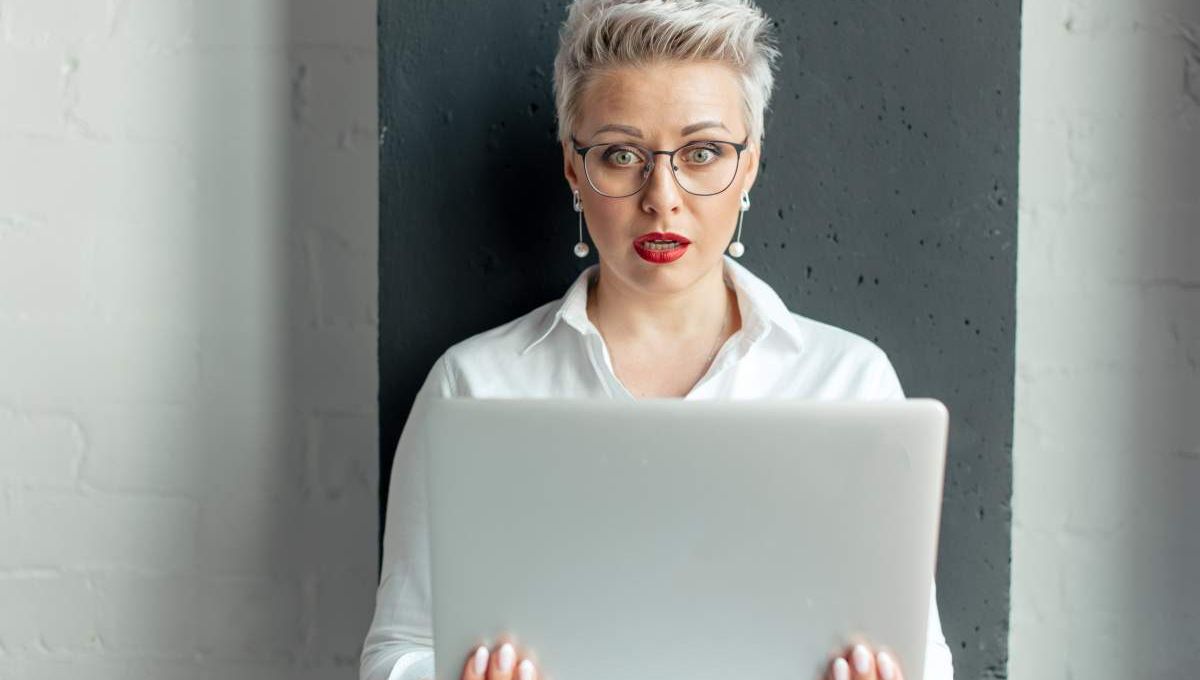 Femme surprise devant son ordinateur - crédit photo : alfa27 via Adobe Stock