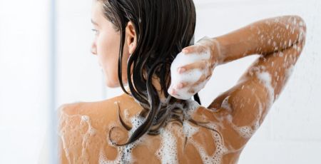 Femme qui se lave