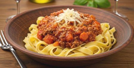 Tagliatelles bolognaise dans une assiette creuse