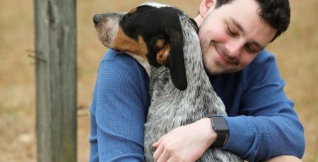 Chien et son humain, ils se font un gros calin
