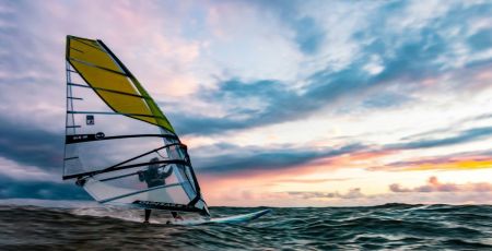Antoine Albeau champion du monde de windsurf organise sa propre compétition