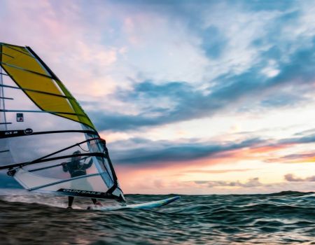 Antoine Albeau champion du monde de windsurf organise sa propre compétition